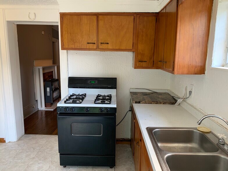 Kitchen 2 - 1542 Quarrier St