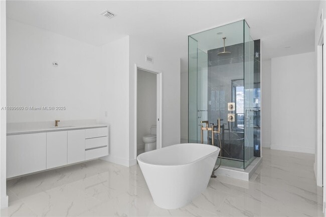 Building Photo - 700 NE 24th St