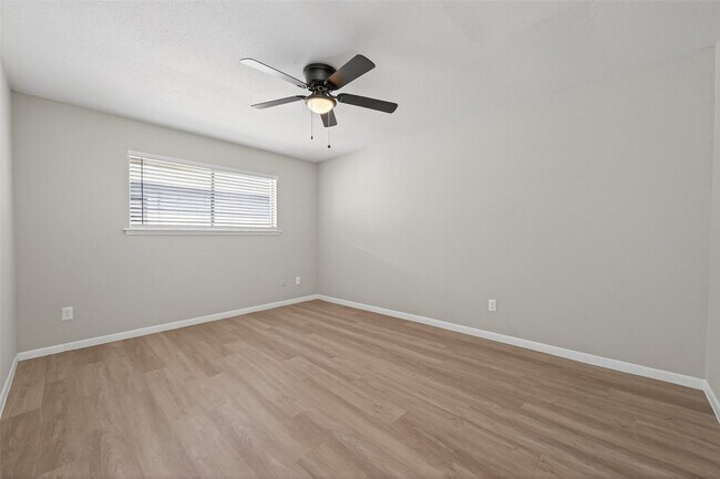Building Photo - 427 Hollyvale Dr