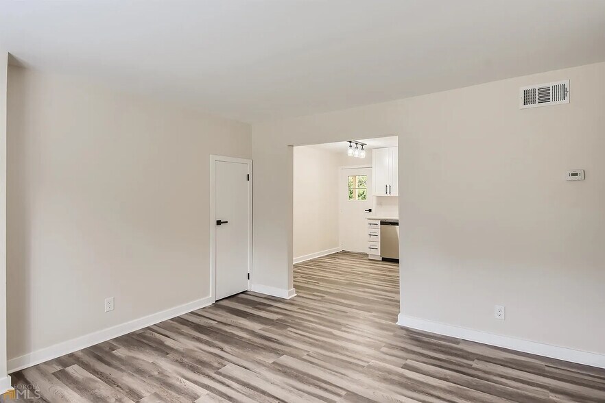 Building Photo - Room in Apartment on Cleveland St