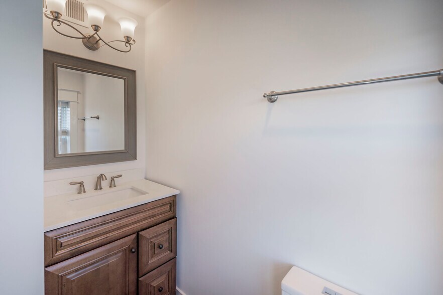 Master Bath - 205 10th Ave