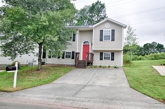 Building Photo - Amazing 4 bed/2 bath split level home conveniently located near RTP with fenced yard!