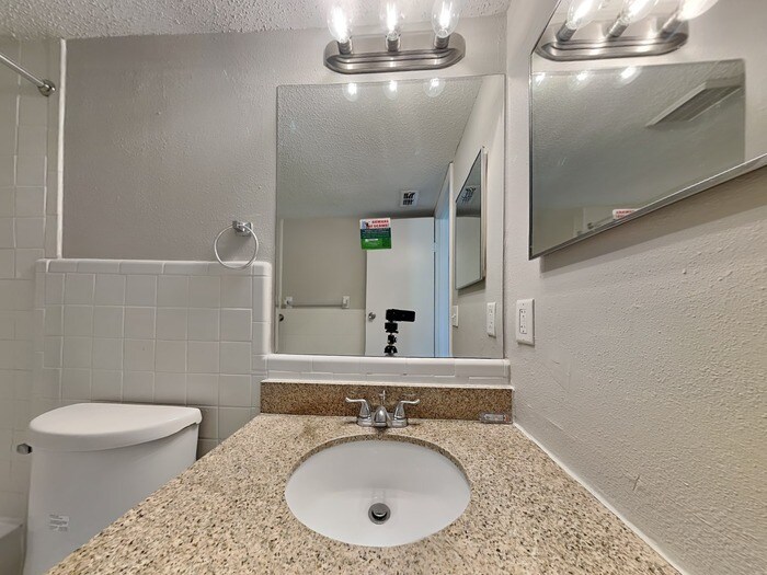 Building Photo - 610 Charter Ct