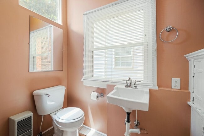 Building Photo - 3 Bedroom Home off of Patterson Ave **Avai...