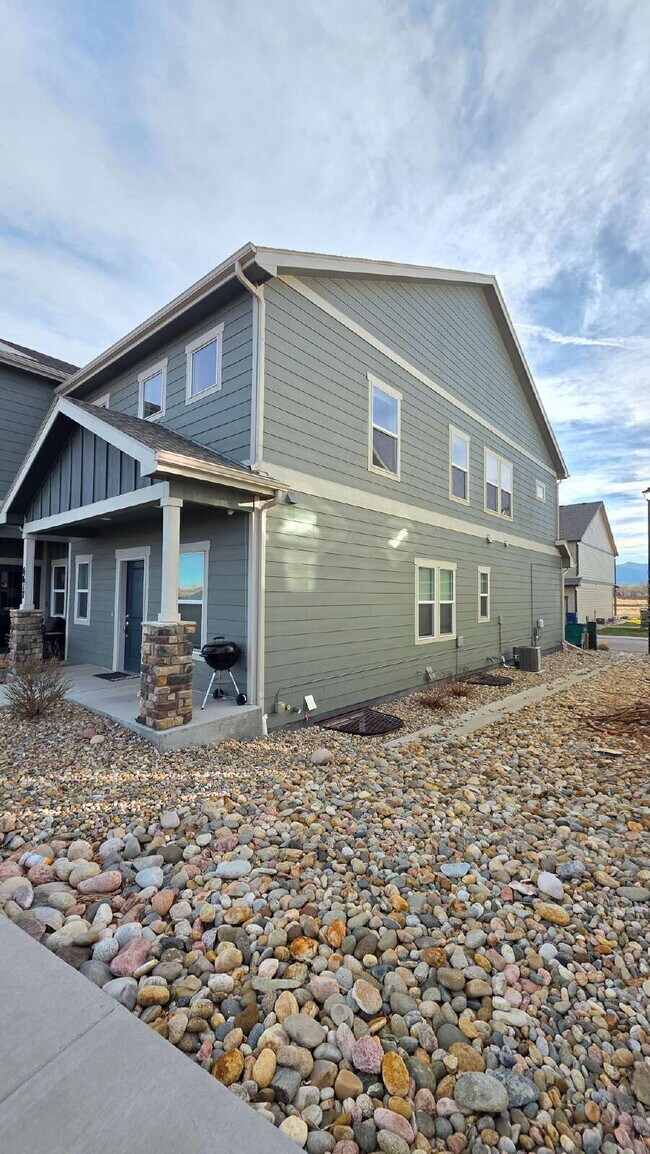 Building Photo - Lorson Ranch 5 bedroom Townhouse near military bases