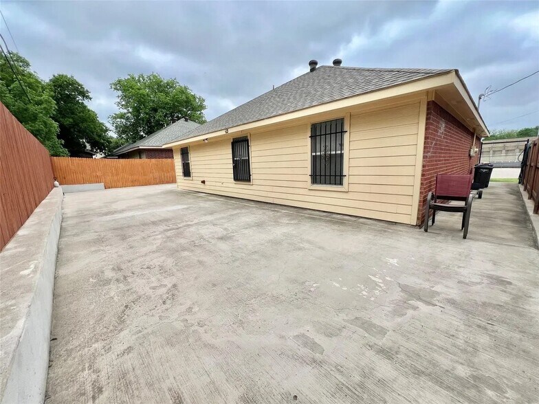 Building Photo - 1408 California Pkwy N