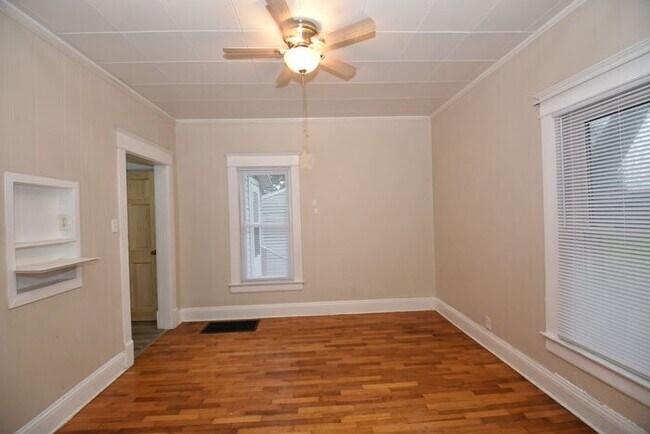 Building Photo - Mishawaka 1/2 story 3 bedroom single-family home with garage