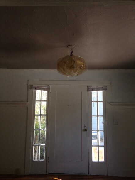 Building Photo - 422 El Centro St