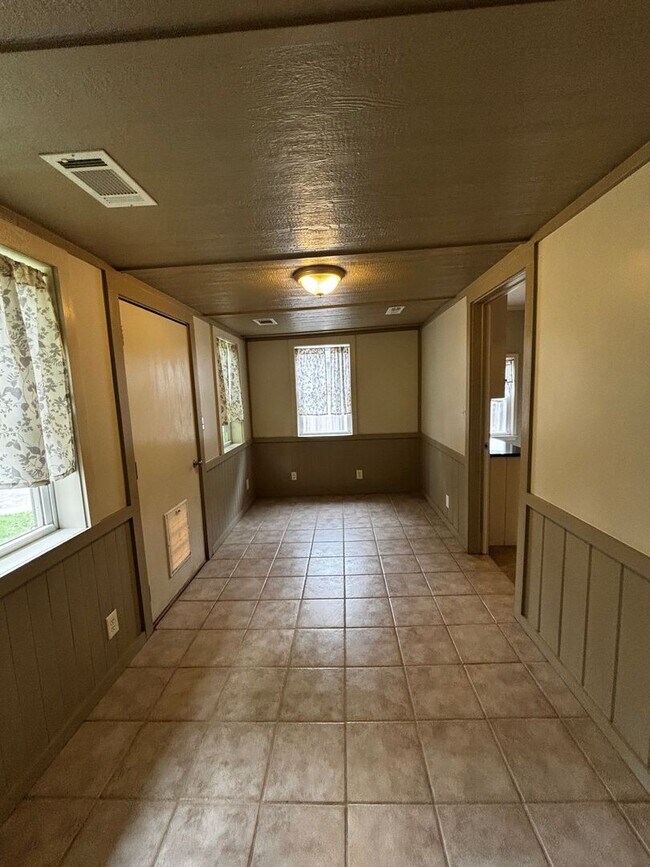 Building Photo - Brookside Charmer on secluded dead end street, just a 2 minute distance to restaurants, shopping ...