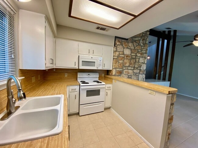 Building Photo - 7219 Scenic Brook Dr