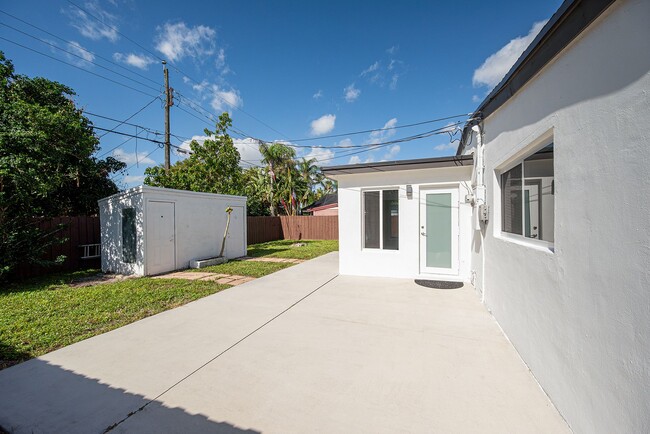 Building Photo - 3524 SW 14th St