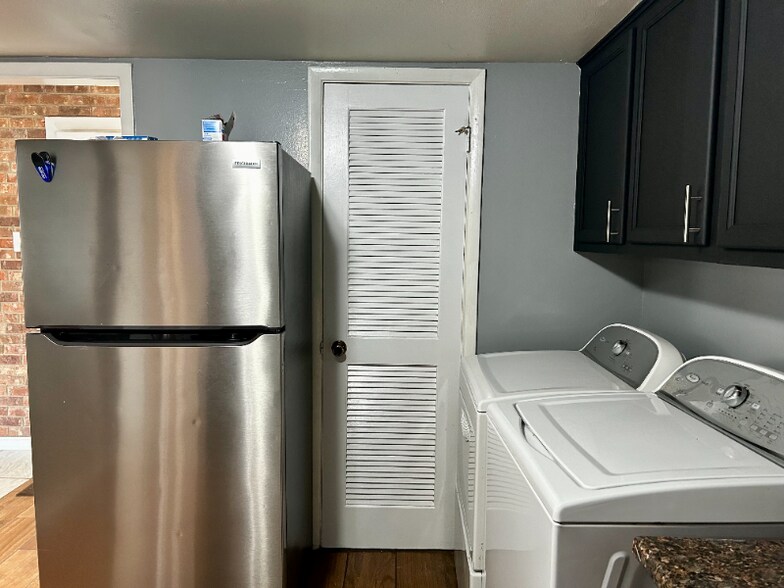 Building Photo - 305 Greenbriar St