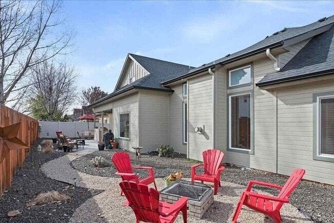 Building Photo - Beautiful 4 bedroom/3 full bath with Large...