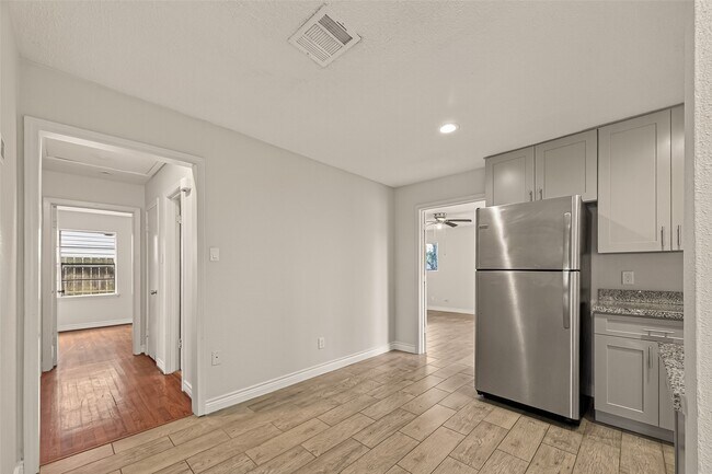 Building Photo - 3214 Longwood Dr