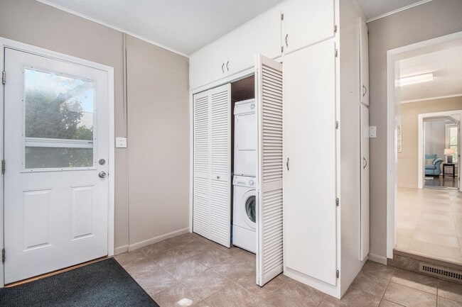 Building Photo - Adorable Millard Home