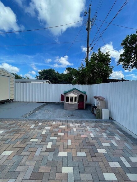 Building Photo - 584 Vossler Ave