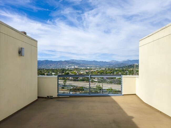 Building Photo - Modern Luxury Condo with Panoramic Views | 3-Story Condo + Private Rooftop Deck