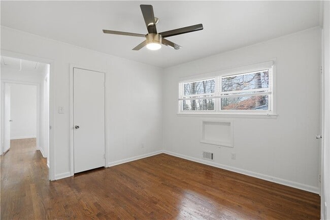 Building Photo - 2467 Elmwood Cir SE