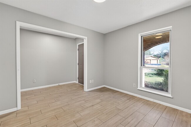 Building Photo - 14035 Utopia Dr