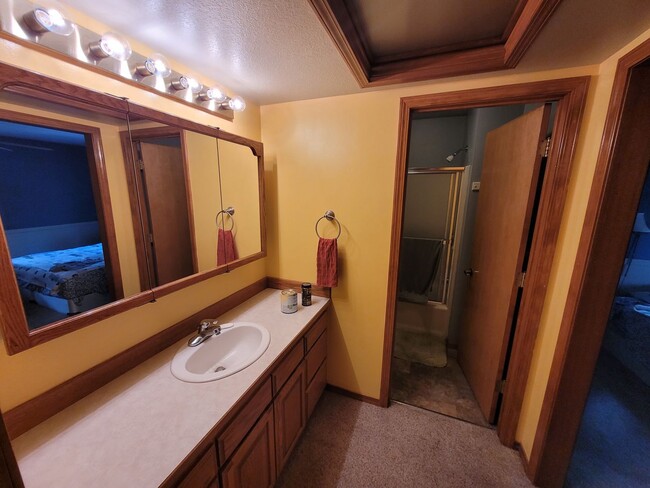 Building Photo - Wonderful Unfurnished 3 Bed 3 Bath Home ou...