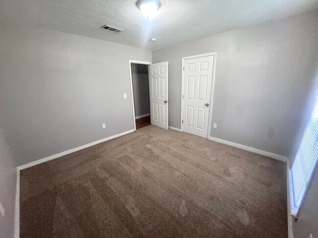 Building Photo - Spacious 4/2 on Corner Lot for Rent in Bra...