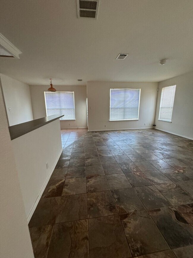 Building Photo - 3/2.5/2 in Cibolo