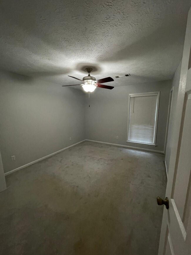 Building Photo - Country Living 3/2 in Wetumpka