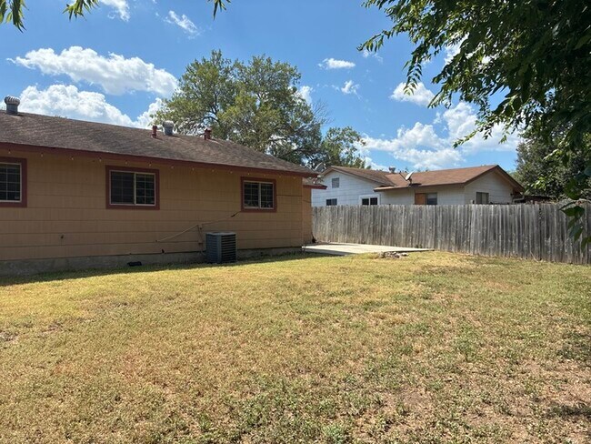 Building Photo - Beautiful 4BR 2BA Home w/ Fenced Yard + Garage Parking in Converse