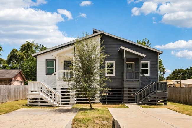 Building Photo - 5938 Glen Grove St