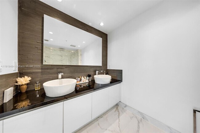 Building Photo - 601 NE 36th St