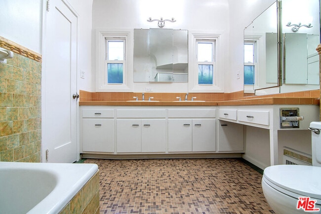 Building Photo - 362 N Mansfield Ave