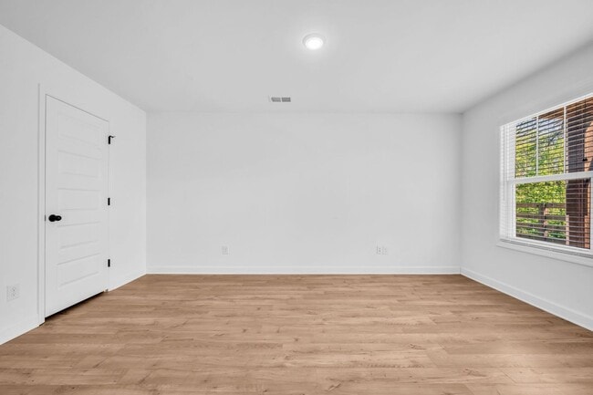 Building Photo - Modern Living in Bellevue