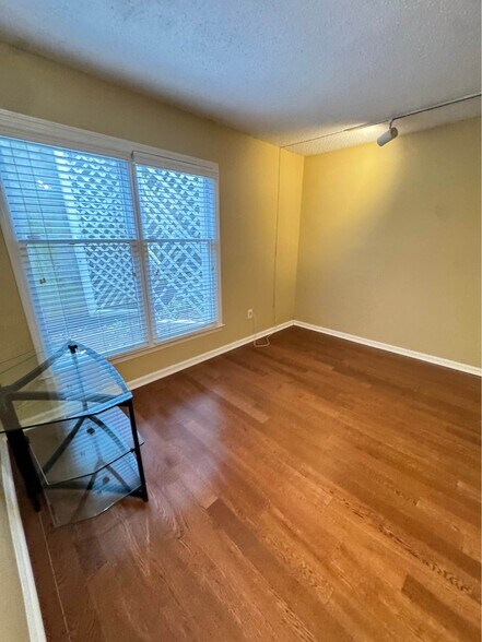 Building Photo - 601 Abingdon Way