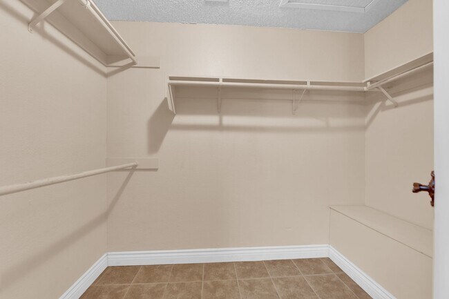 Building Photo - Beautiful 4 bed/ 3 bath POOL Home For Rent