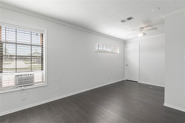 Building Photo - 2800 Lake Rd