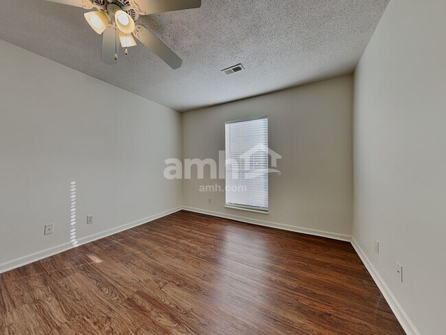 Building Photo - 2114 Post Oak Ln