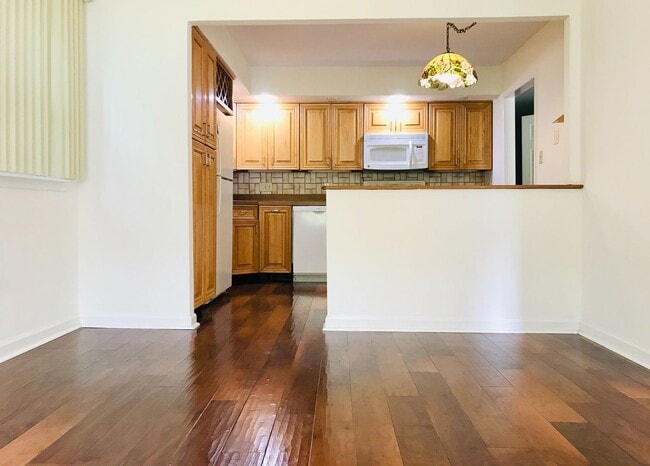 Building Photo - Beautiful 3-Bed/2.5-Bath Townhome in Aston...