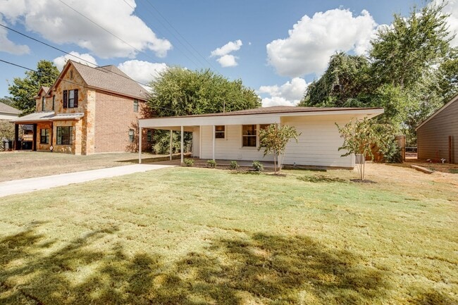 Building Photo - IMMEDIATE MOVE IN!  Cute 2 Bedroom Home wi...