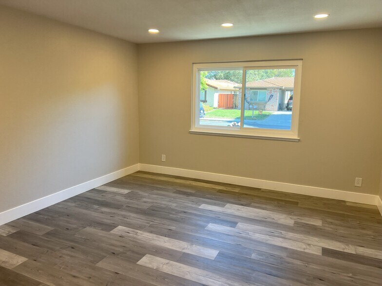 Master Bedroom - 5181 Oxbow Ct