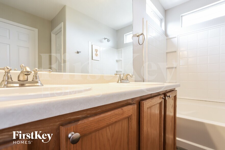 Building Photo - 1449 N Monument Dr