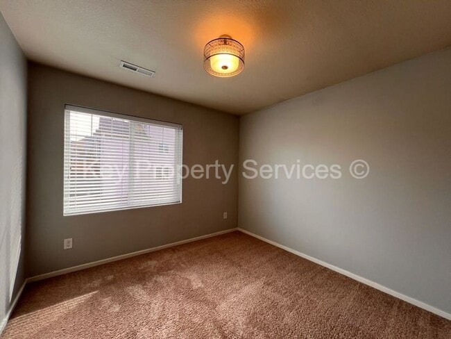 Building Photo - Stunning Hazel Dell Two-Story with High End Appliances