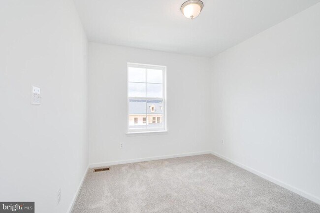 Building Photo - 301 Hillsdale Pl