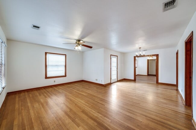 Building Photo - BEAUTIFUL MID-CENTURY HOME IN DELLVIEW