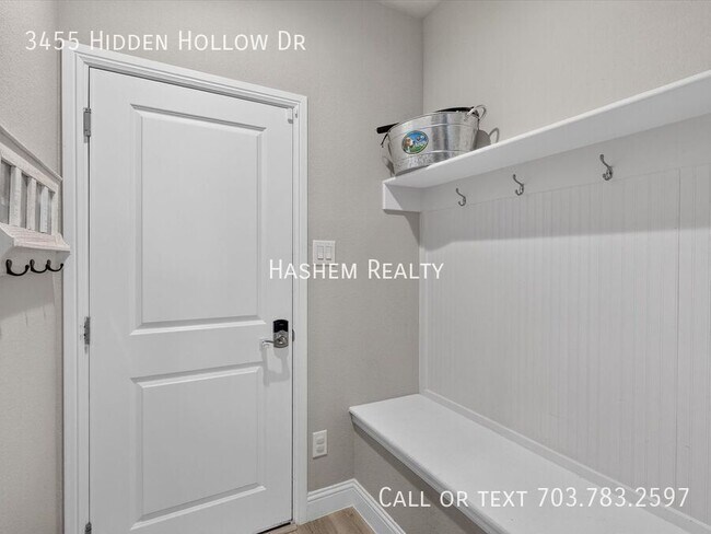 Building Photo - 3455 Hidden Holw Dr