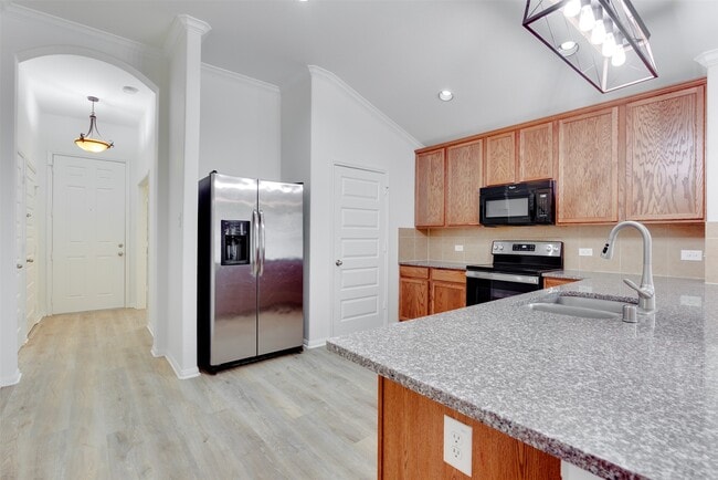 Building Photo - 2410 Lakecrest Town Dr
