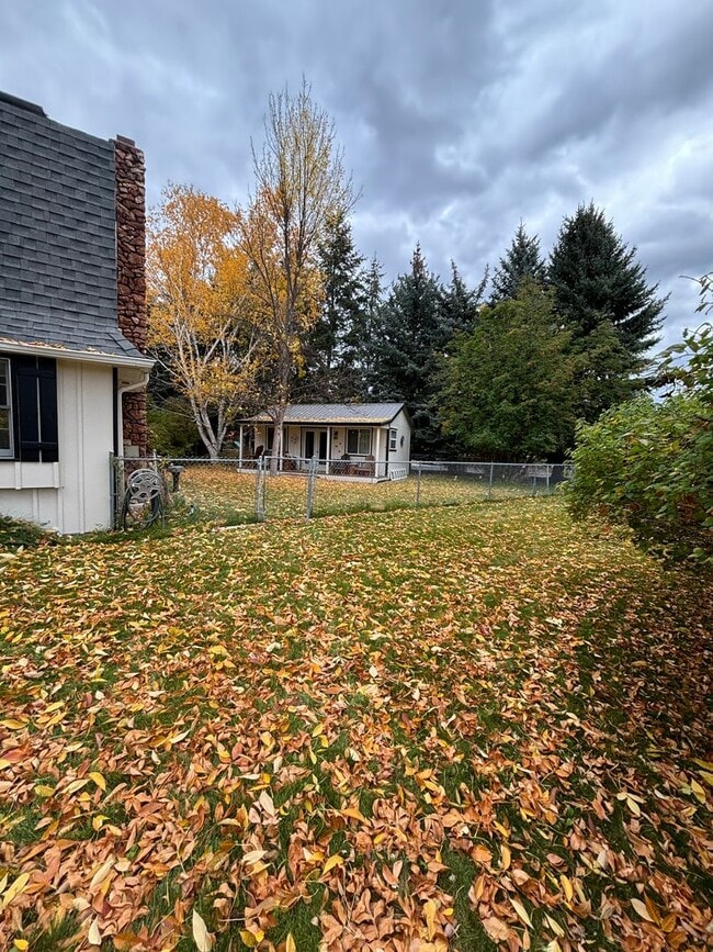 Building Photo - Spacious 4BR, 2.5BA home on 1.3 acres in O...