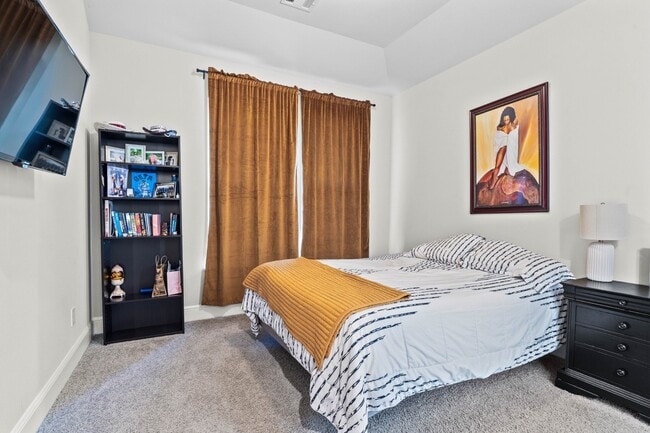 Building Photo - 2210 Bristlegrass Dr