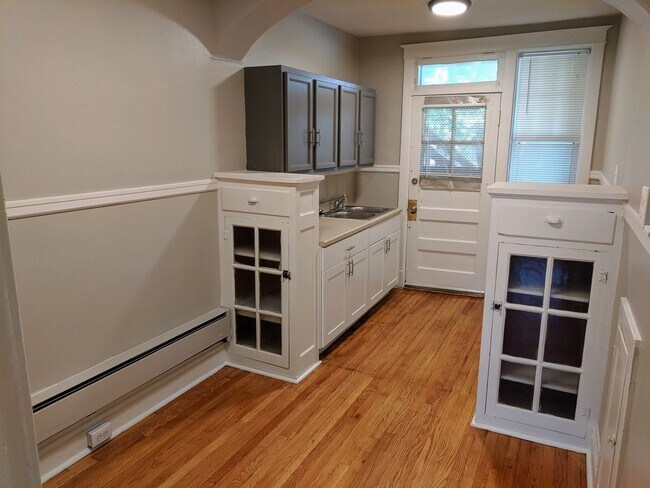 Building Photo - Charming 1 bedroom Apartment. Professional...