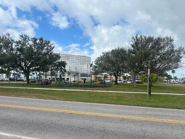 Building Photo - Renovated Treasure Island 1BR Condo - Steps to the Beach!