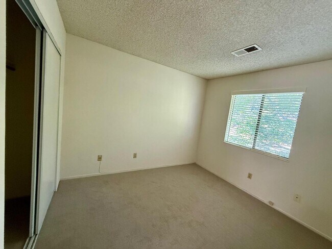 Building Photo - SPACIOUS 3 BED  2.5 BATH END UNIT TOWNHOME IN SAN MARIN VALLEY